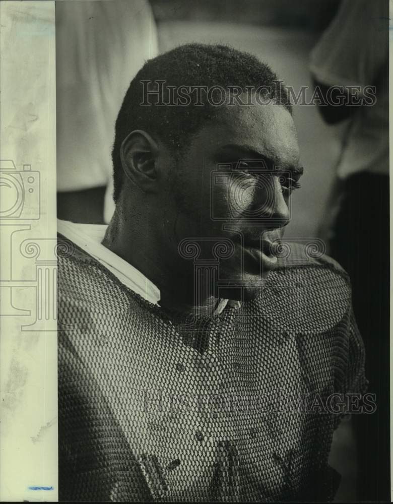 1979 Press Photo Football player Jeff Roberts sits in practice jersey and pads- Historic Images