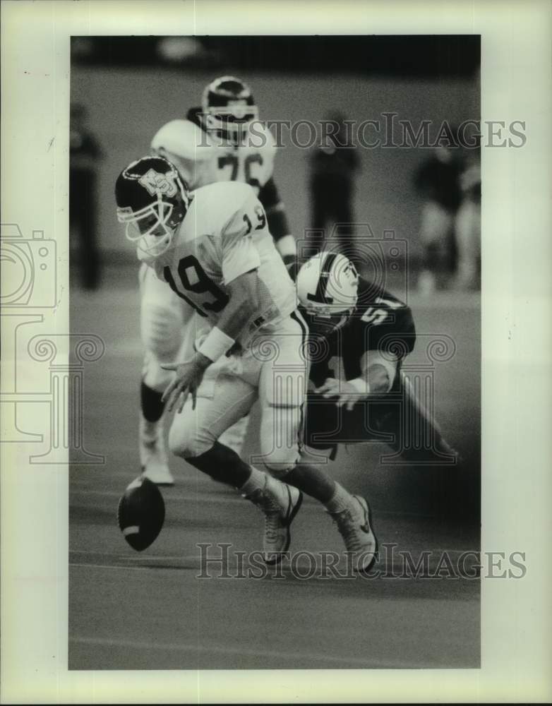 1990 Press Photo MSU football quarterback Tony Shell fumbles the ball in game- Historic Images