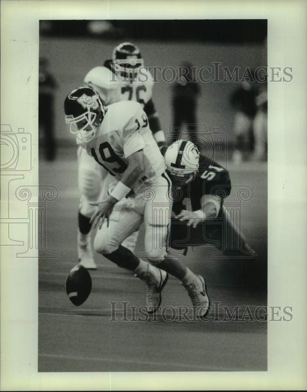 1990 Press Photo MSU football quarterback Tony Shell fumbles the ball ...