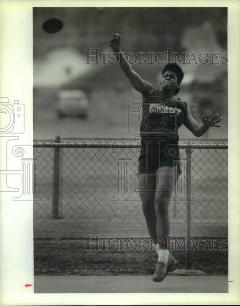 1990 Press Photo John Ehret track athlete Nicole Rivers throws discus in meet- Historic Images