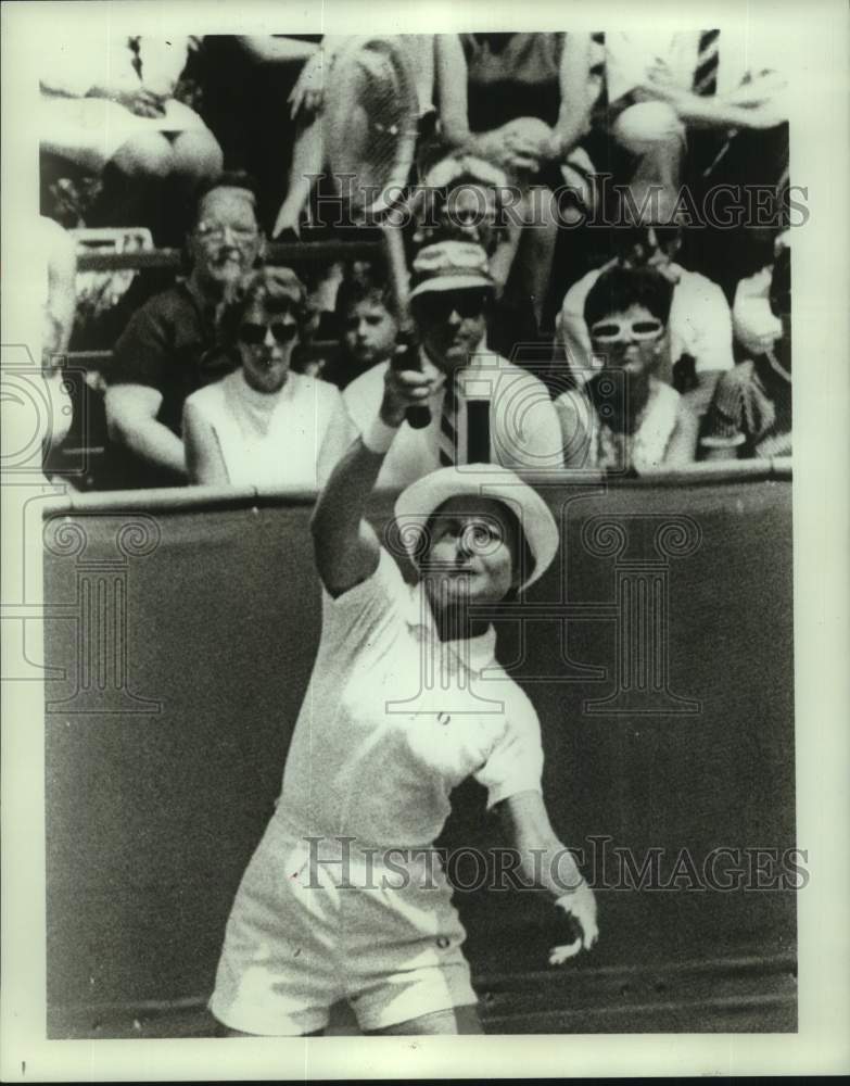 1968 Press Photo Tennis player Nancy Richey returns an overhead shot in a match- Historic Images