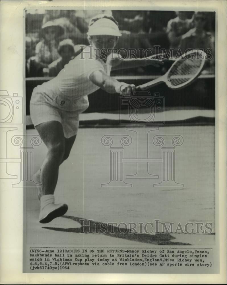 1964 Press Photo Tennis player Nancy Richey reaches to return backhand shot- Historic Images