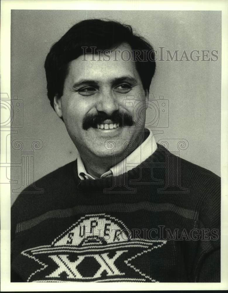 1986 Press Photo National Football League executive Jim Steeg smiles for photo- Historic Images