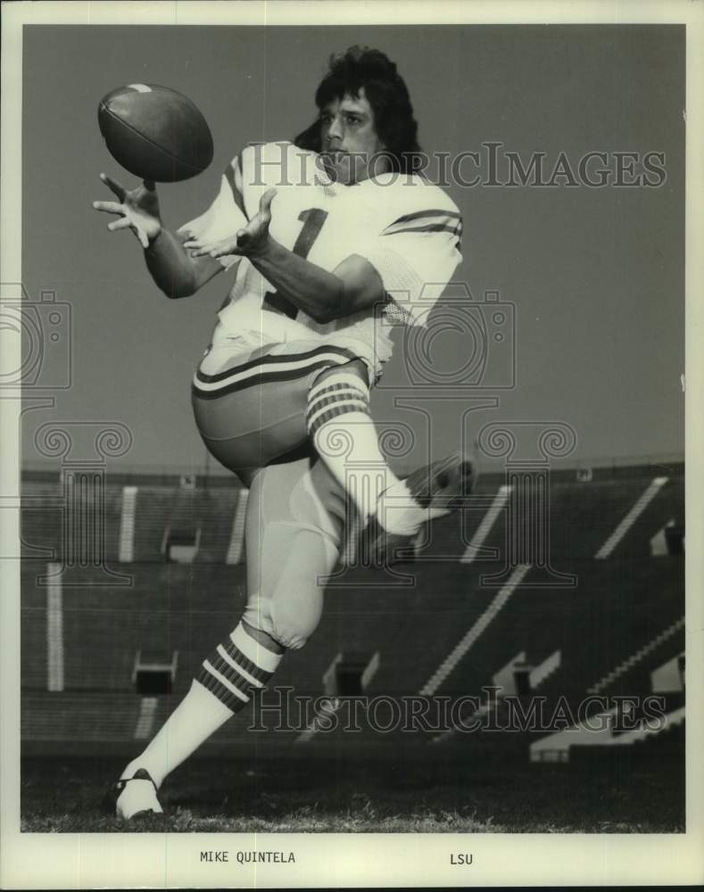 1980 Press Photo LSU football player Mike Quintela catches pass on the field- Historic Images