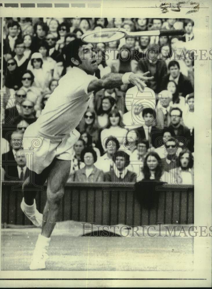 1971 Press Photo Tennis player Cliff Richey throws racket during Wimbledon match- Historic Images