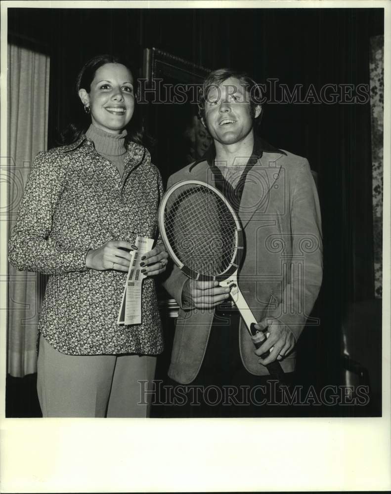 1974 Press Photo Tennis player Cliff Richey and his wife smile for a photo- Historic Images