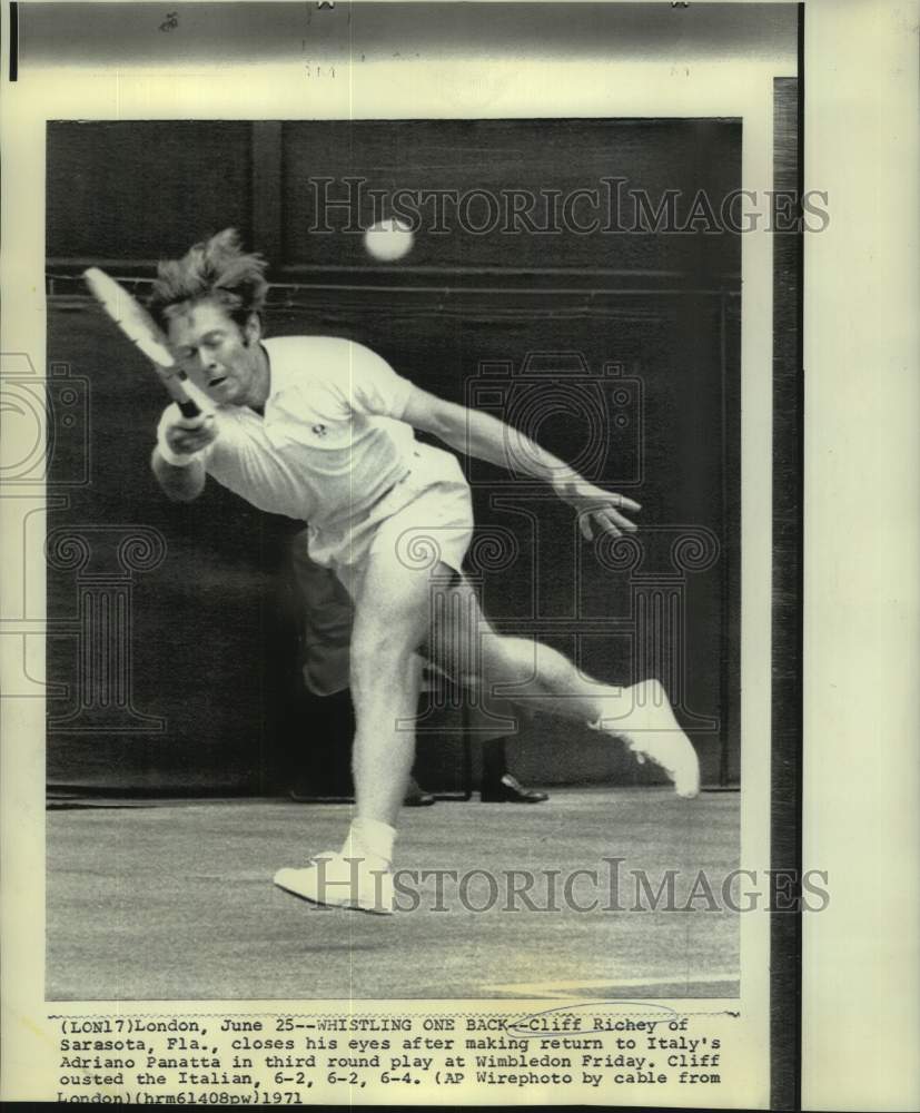 1971 Press Photo Tennis player Cliff Richey closes his eyes after hitting shot- Historic Images