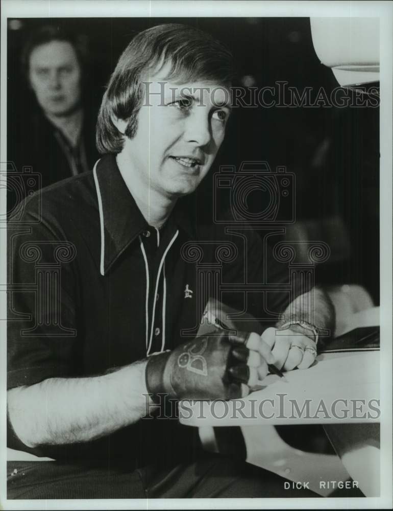 1977 Press Photo Bowler Dick Ritger sits and records his score on sheet- Historic Images