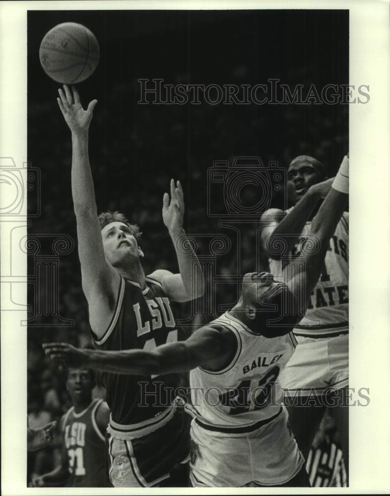 1986 Press Photo LSU basketball player Don Redden shoots over falling defender- Historic Images