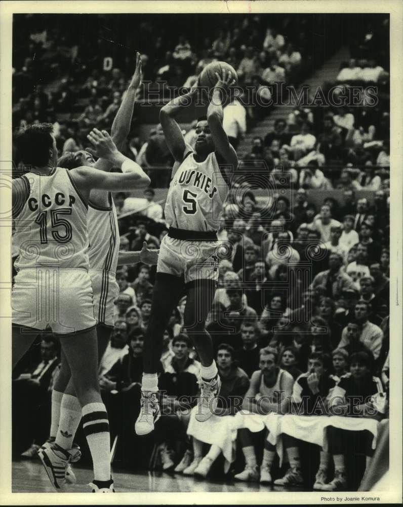 1989 Press Photo Washington Huskies basketball player Eldridge Recasner shoots- Historic Images