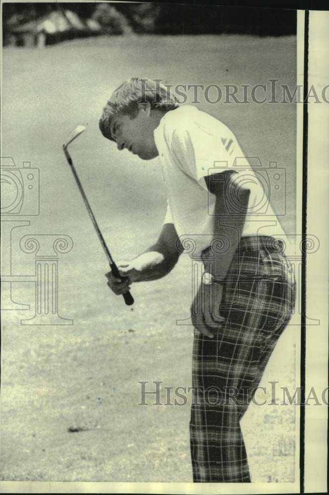 1974 Press Photo Golfer Mike Reasor hits his approach shot with his right hand- Historic Images