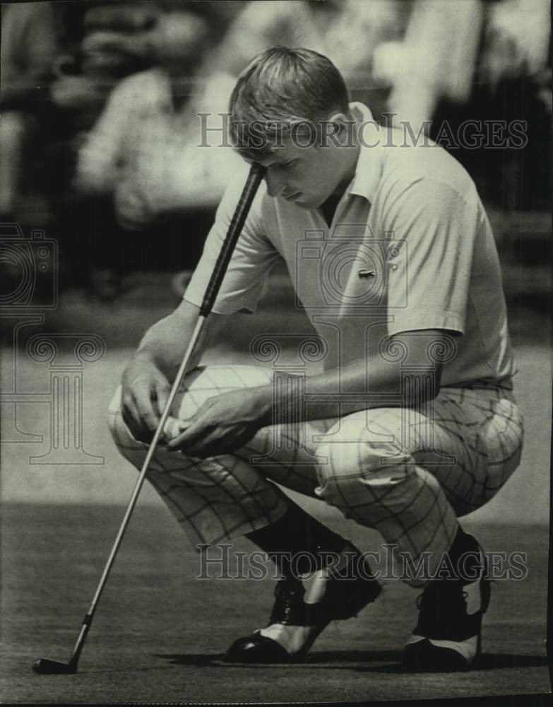 1970 Press Photo Golfer Mike Reasor rests his putter against his head in NJ- Historic Images