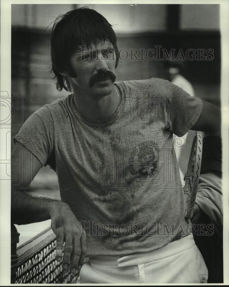 1977 Press Photo Tennis player Marty Reissen leans up against net after practice- Historic Images