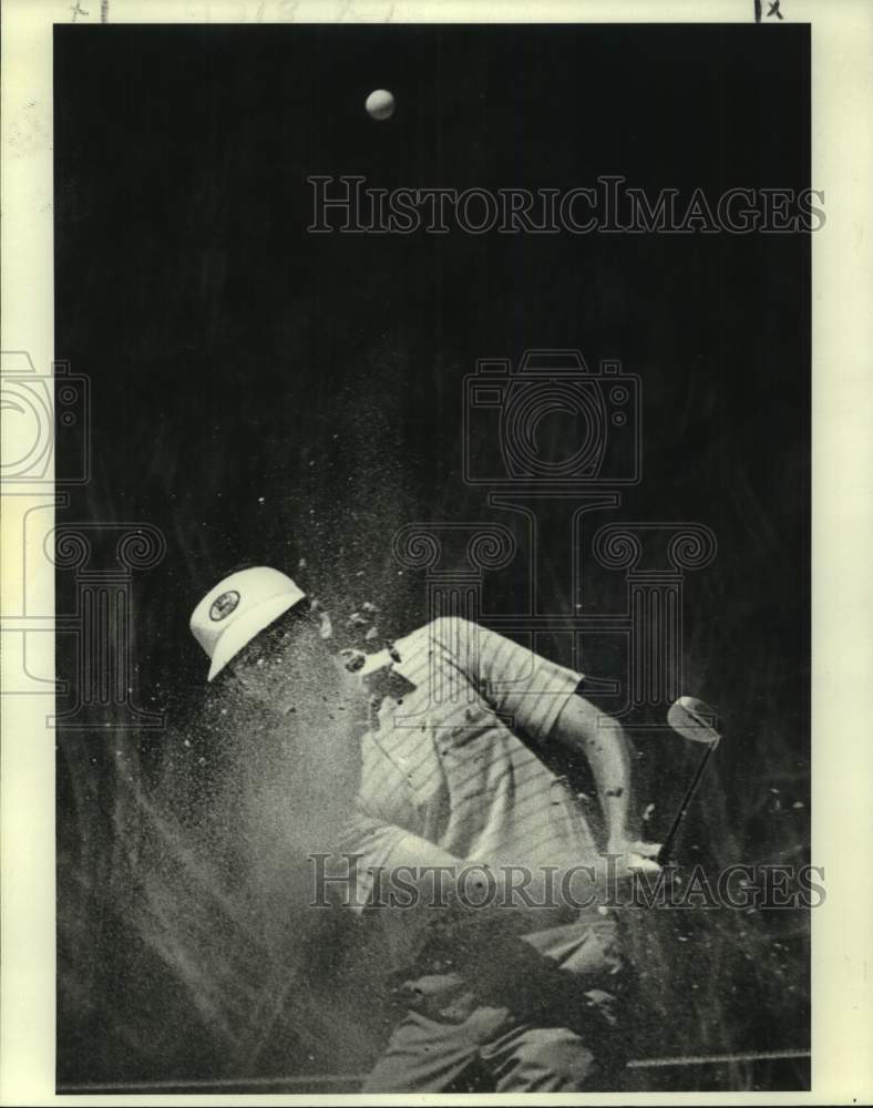 1984 Press Photo Golfer Mike Reid blast out of a sand trap on #17 in match- Historic Images