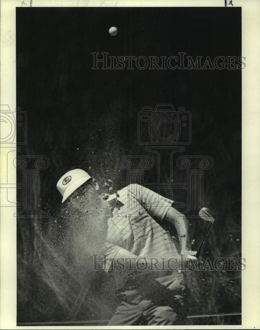 1984 Press Photo Golfer Mike Reid blast out of a sand trap on