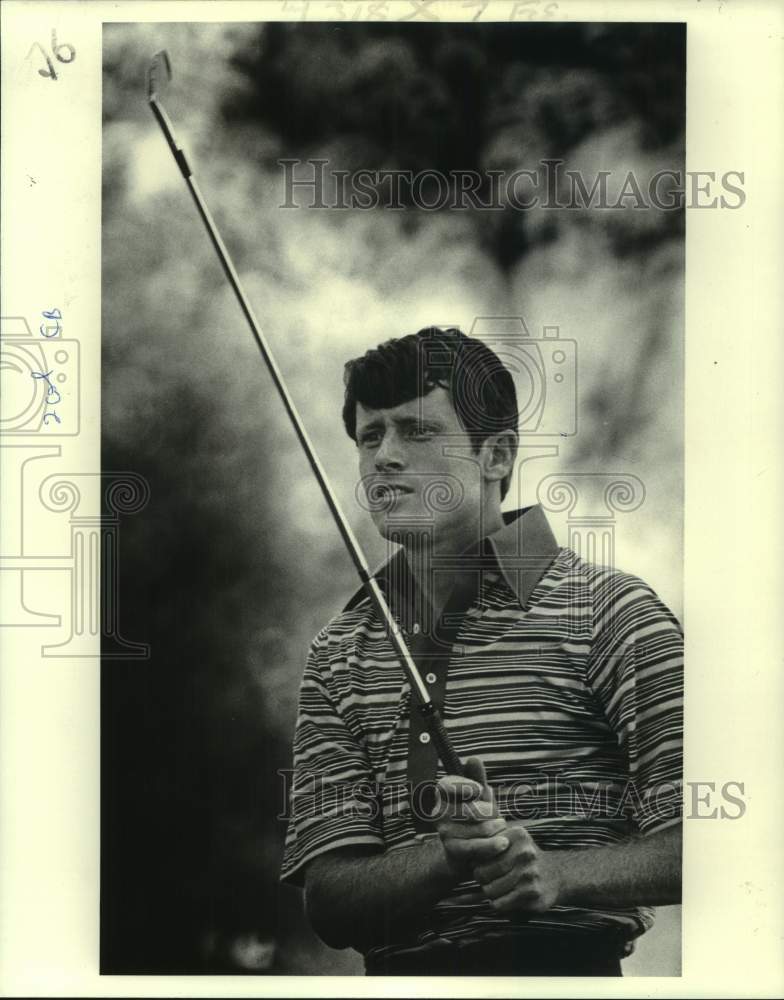 1983 Press Photo Golfer Mike Reid watches his golf shot in match - nos29203- Historic Images