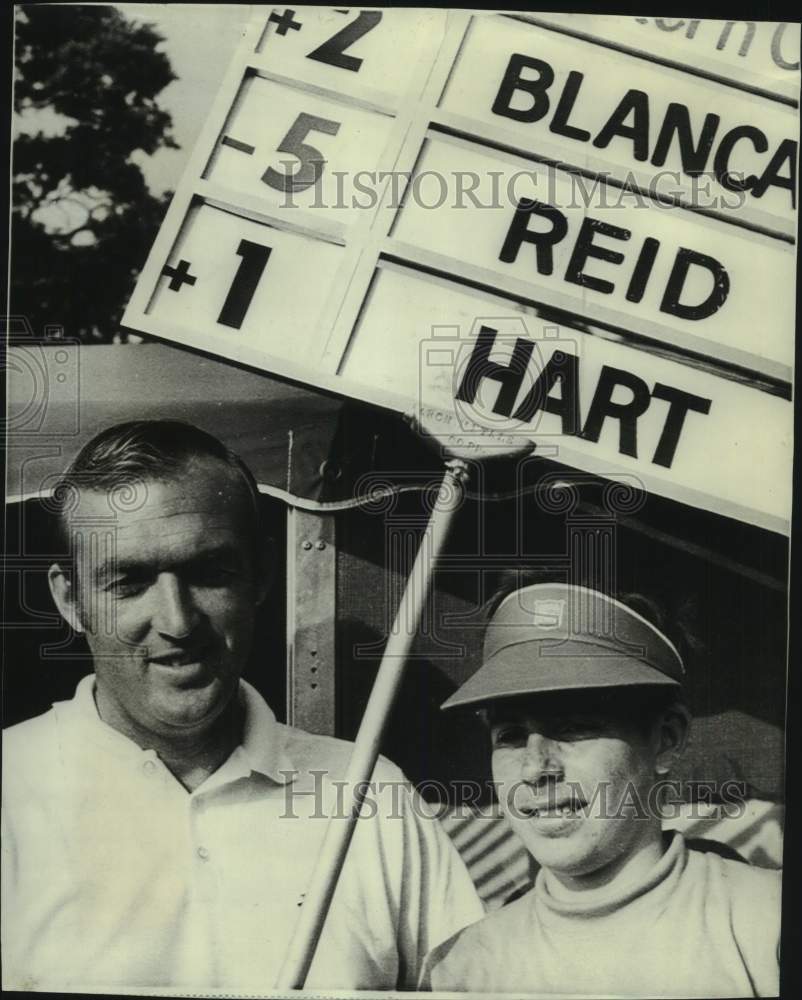 1970 Press Photo Golfer Steve Reid &amp; his caddy pose with leader board sign in IL- Historic Images