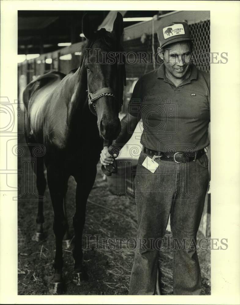 1981 Press Photo Dick Preis walks a horse in the stables - nos29231- Historic Images