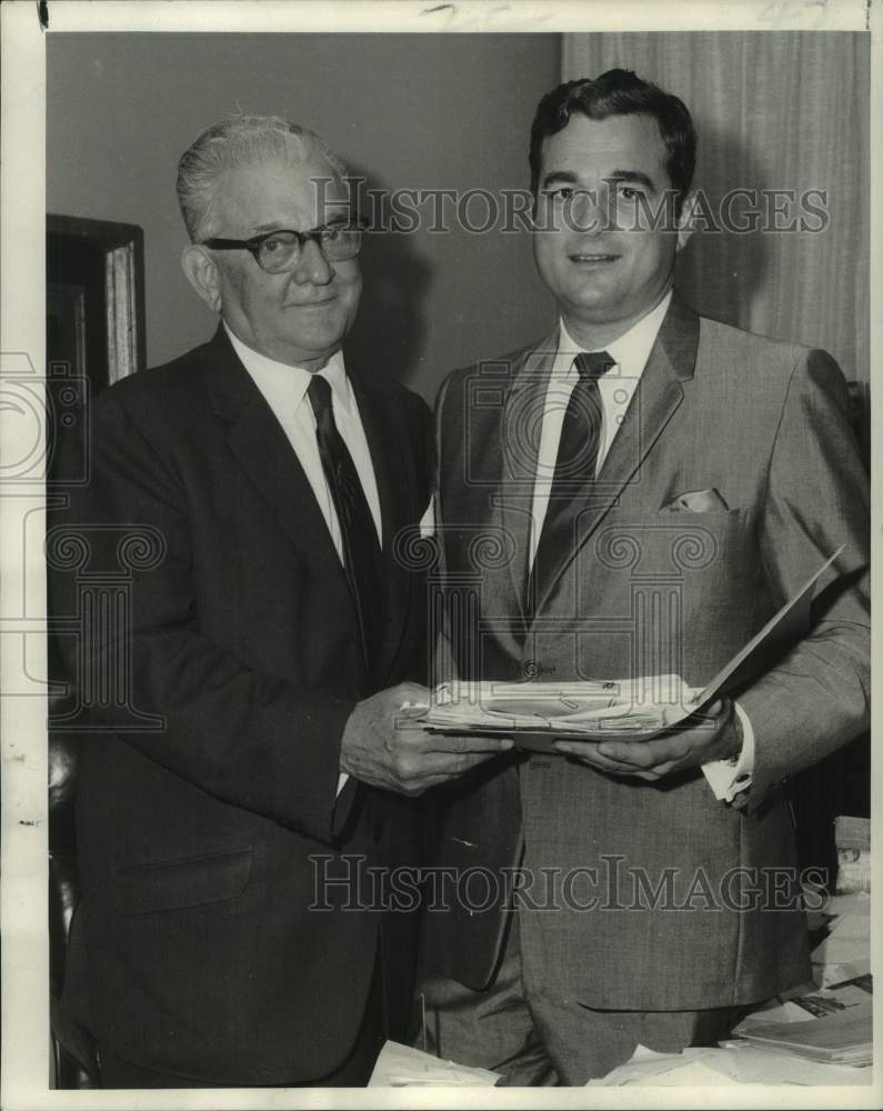 1968 Press Photo Irwin F. Poche, Sr and Joseph M Rault, Jr look at checks- Historic Images