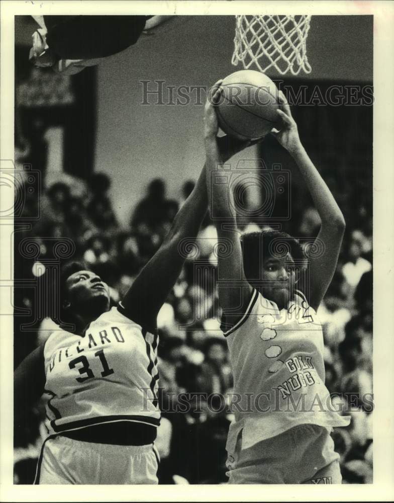 1984 Press Photo Dillard basketball player Tonee Buntin battles Darrilyn Prevost- Historic Images