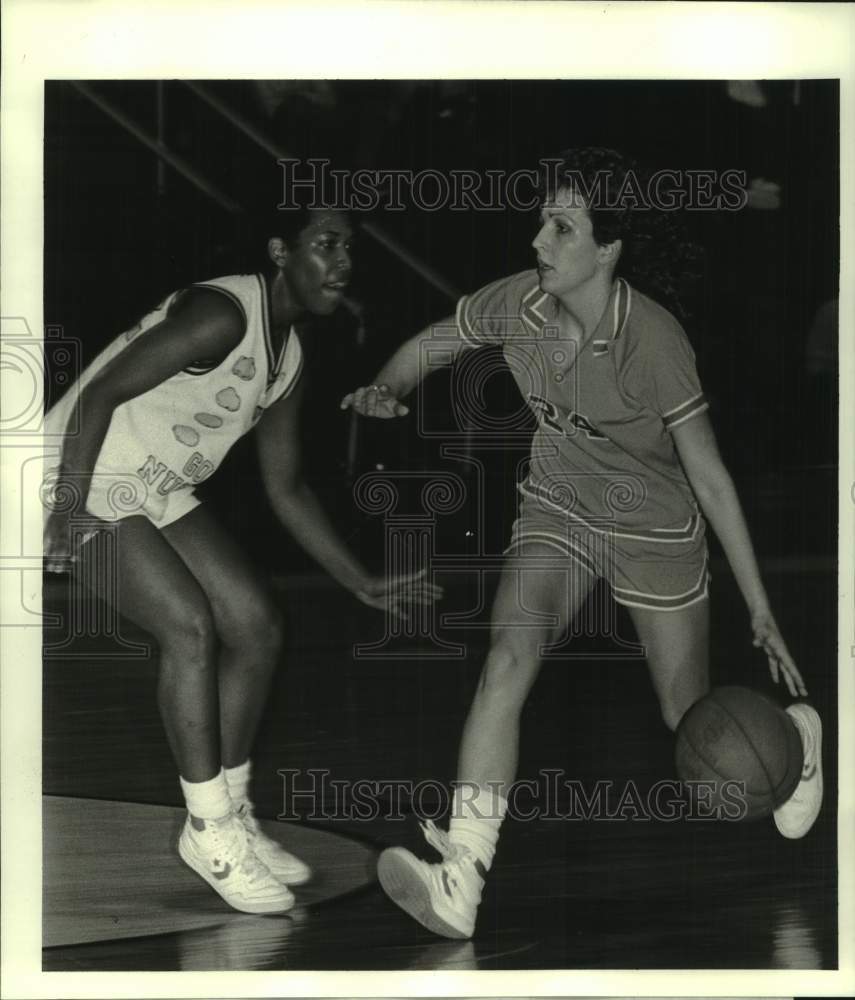 1985 Press Photo Xavier basketball player Darrilyn Prevost guards M Womack- Historic Images