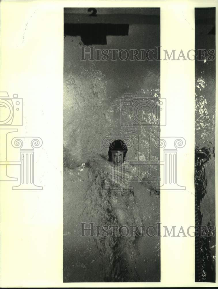 1986 Press Photo Overhead shot of swimmer Rosie Poche in the backstroke- Historic Images