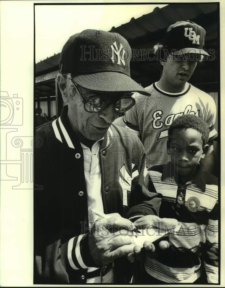 1982 Press Photo Baseball great Phil Rizzuto signs an autograph - nos29281- Historic Images