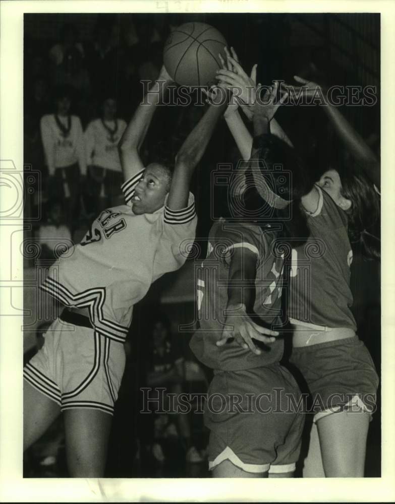 1984 Press Photo Angela Rixner of Xavier Prep and Tara Carter play basketball- Historic Images