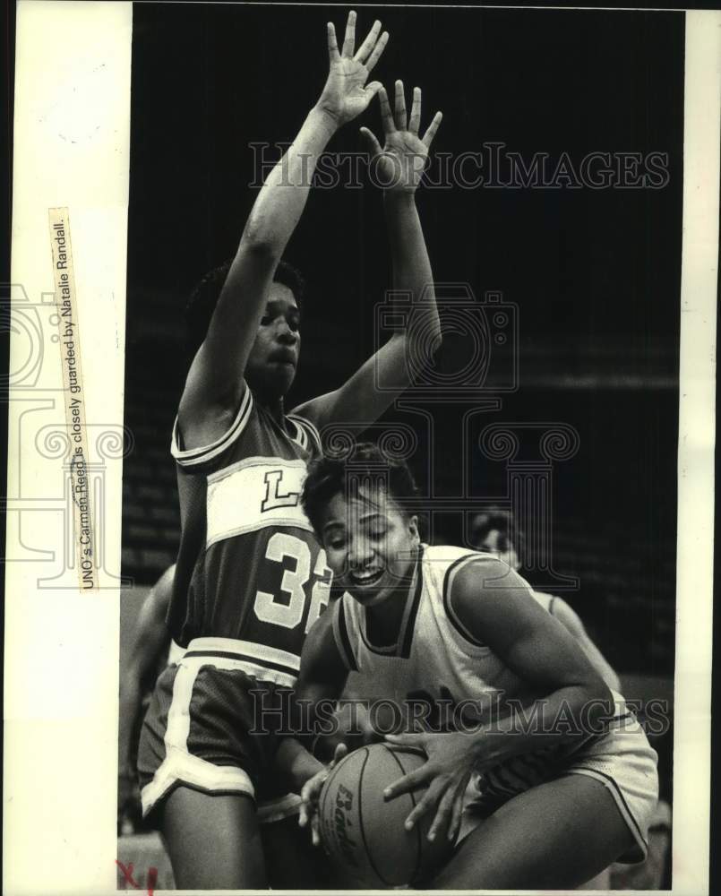 1985 Press Photo UNO basketball forward Carmen Reed tries to grab loose ball- Historic Images