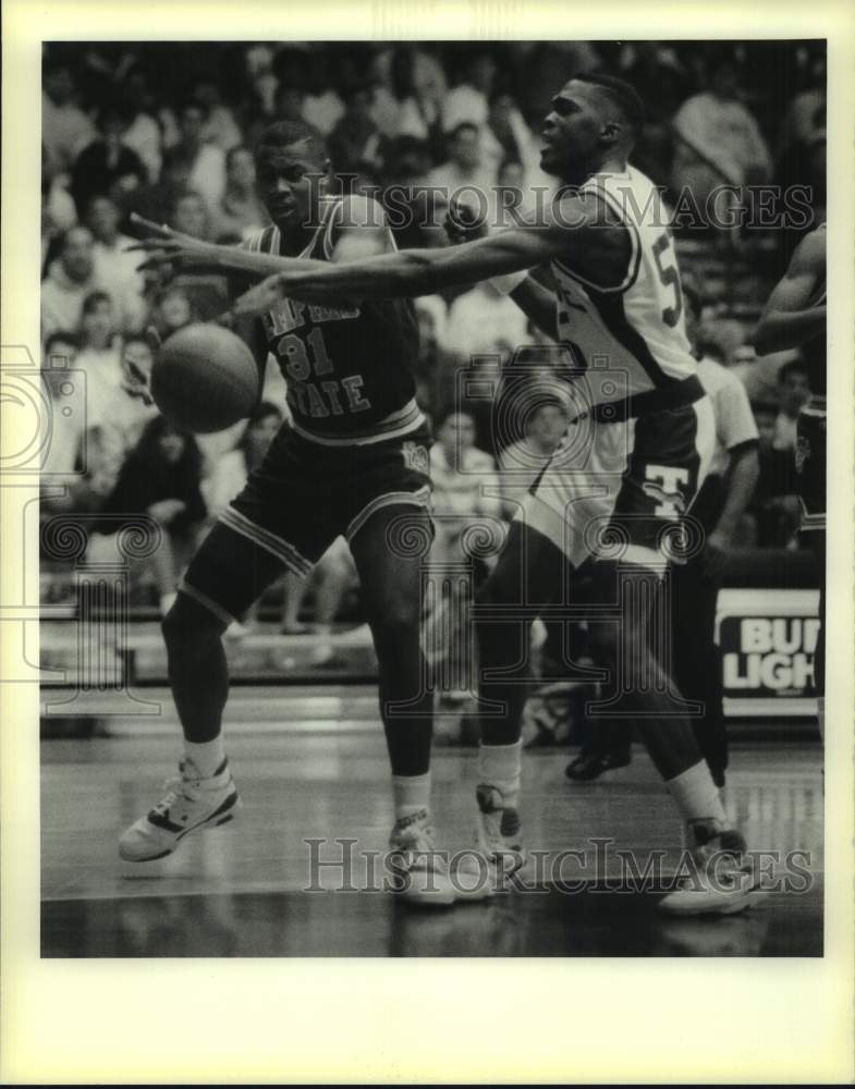 1990 Press Photo Tulane basketball player Anthony Reed #55 battles for the ball- Historic Images