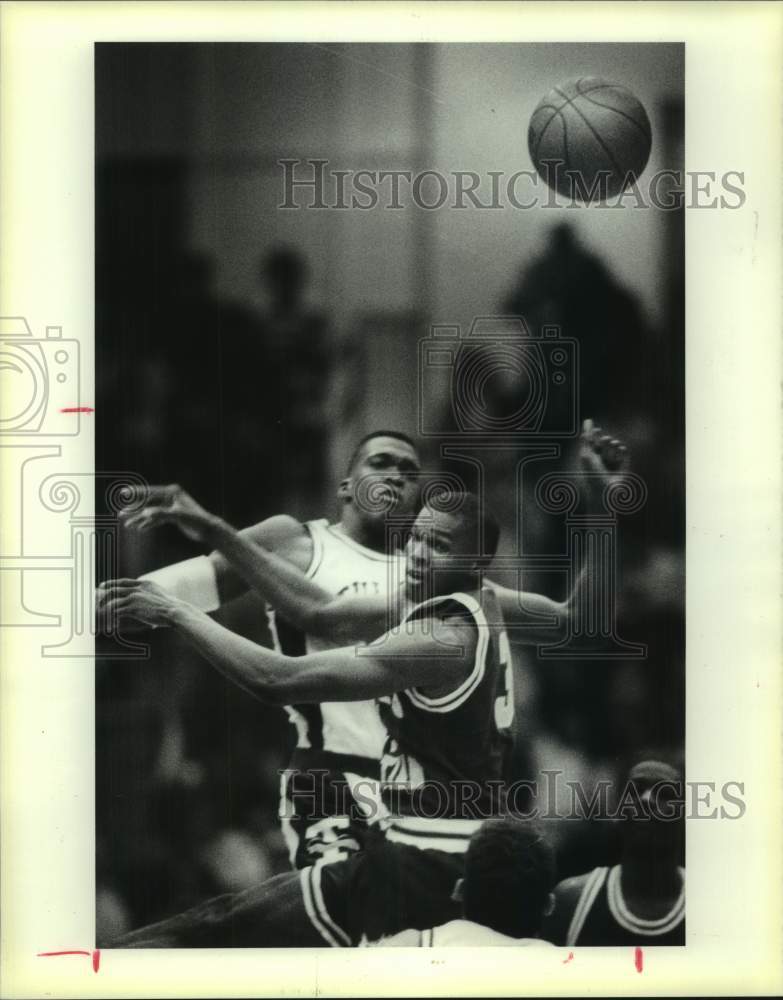 1989 Press Photo Tulane basketball player Anthony Reed gets elbowed by opponent- Historic Images