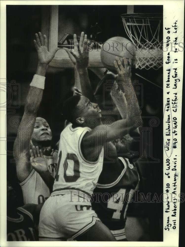 1988 Press Photo UNO basketball player Willie Richardson #10 grabs a rebound- Historic Images