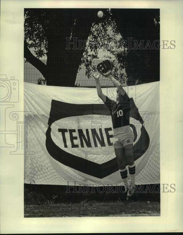 1985 Press Photo Tenneco softball player Larry Cupit makes a leaping catch- Historic Images