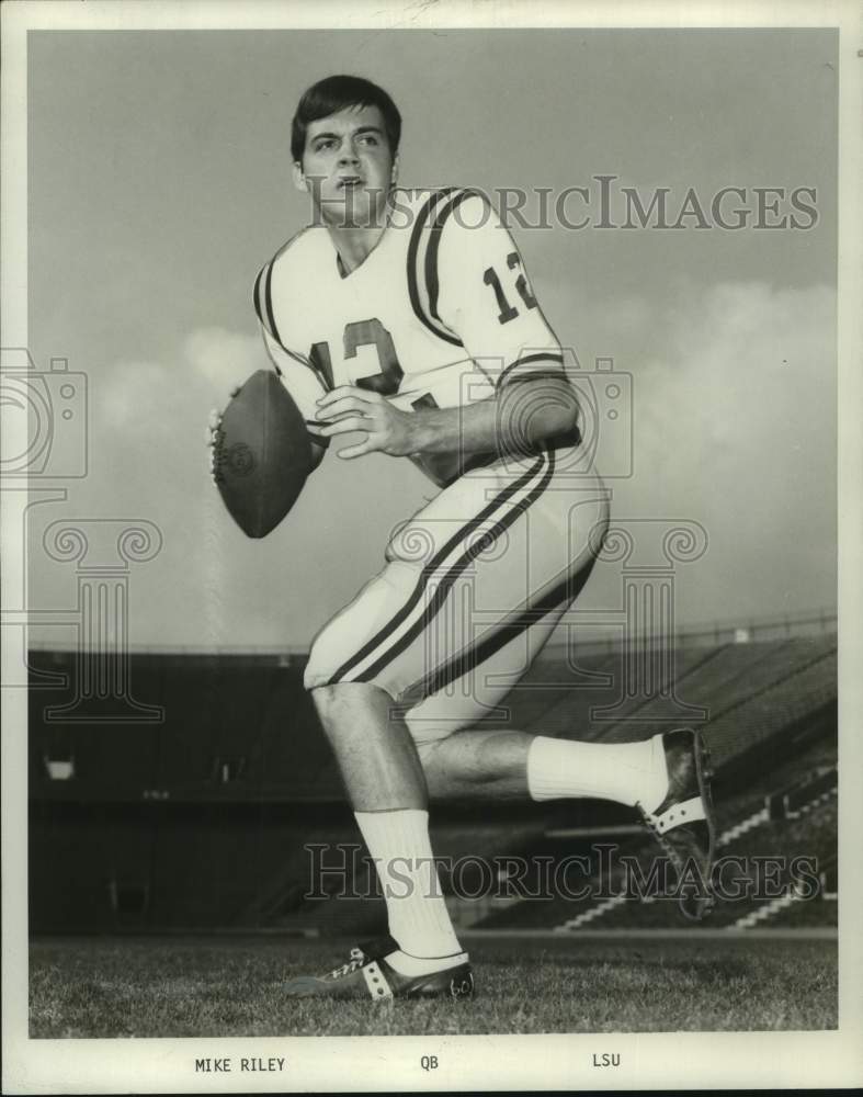 1971 Press Photo LSU football quarterback Mike Riley drops back to pass- Historic Images