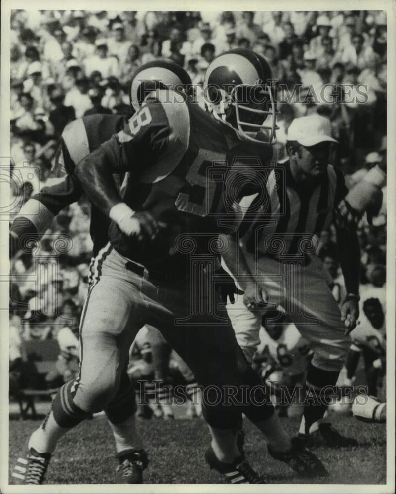 1975 Press Photo Los Angeles Rams football player Isiah Robertson looks to block- Historic Images