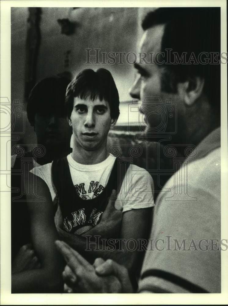 1985 Press Photo East Jefferson basketball coach Jim Robarts talks to players- Historic Images