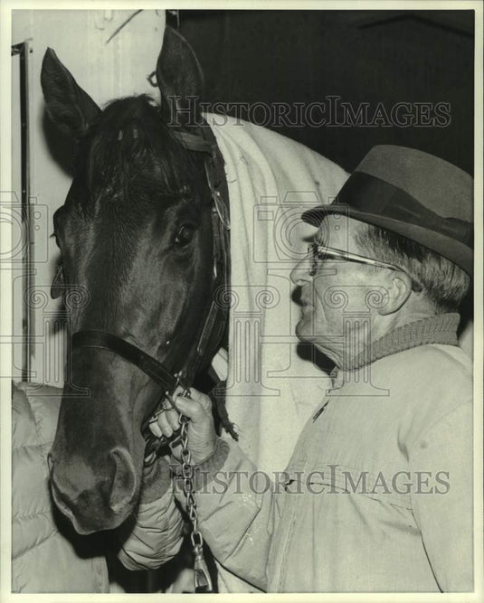 1971 Press Photo Horse trainer Alcee Richard talks to race horse at Fair Grounds- Historic Images