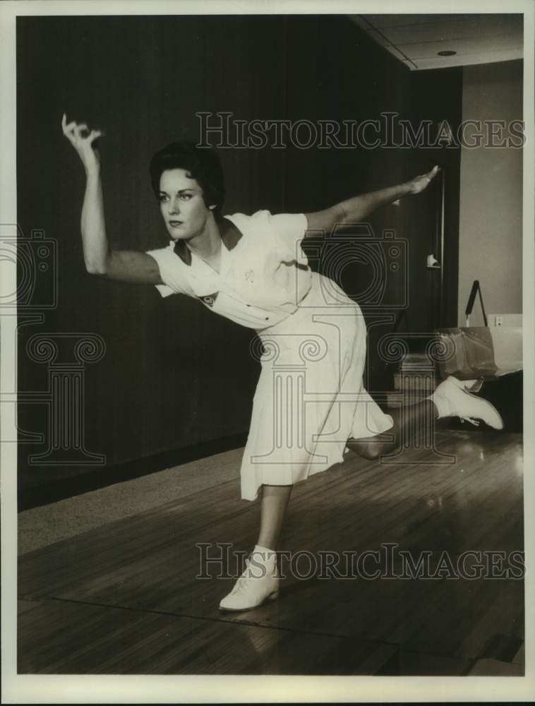 Press Photo Bowler Dee Purcello - nos29413- Historic Images