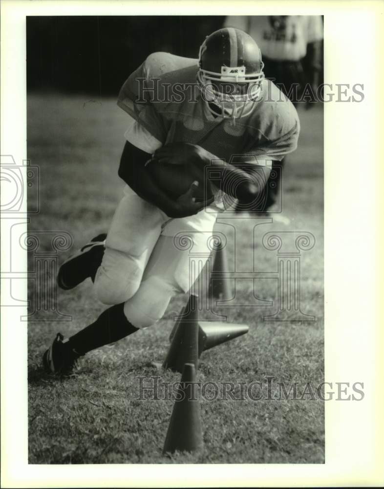 1995 Press Photo A Reed High football player in action - nos29442- Historic Images