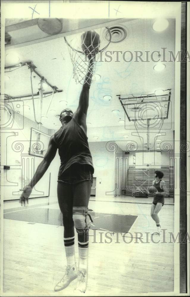 1973 Press Photo New York Knicks basketball player Willis Reed - nos29452- Historic Images