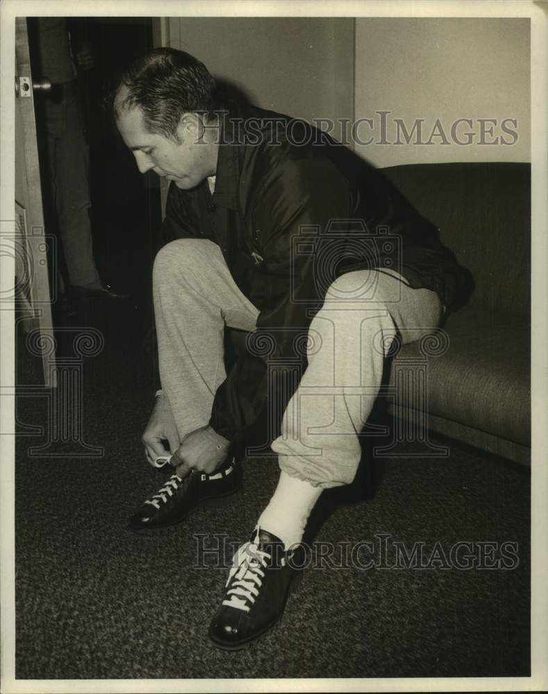 1970 Press Photo New Orleans Saints football coach J.D. Roberts ties his shoes- Historic Images