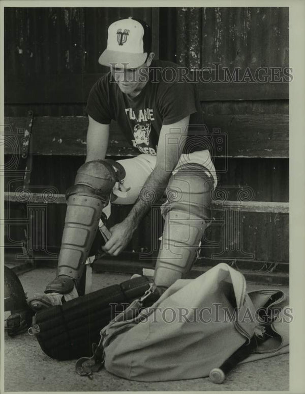 1984 Press Photo Tulane baseball catcher Chris Rivette puts on his ...