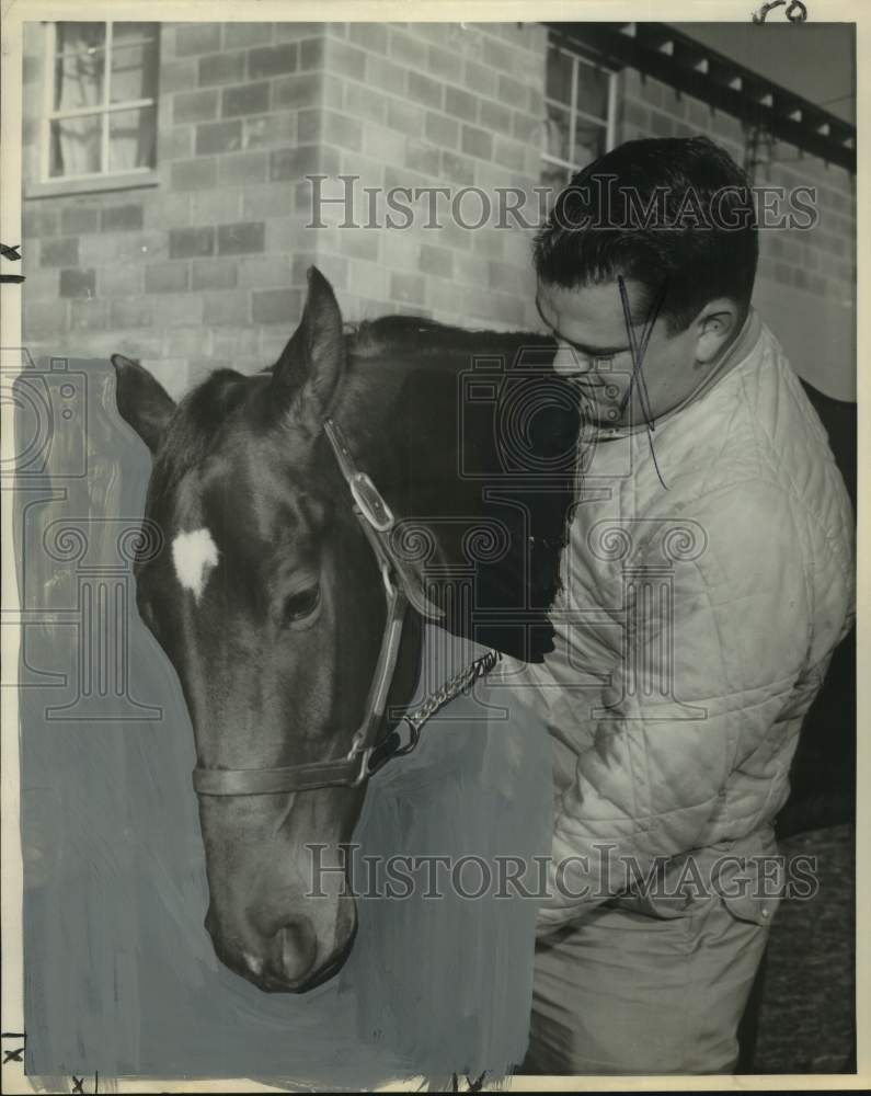 Press Photo Trainer Bill Ressegilt, Jr looks at race horse Big Telly - nos29476- Historic Images