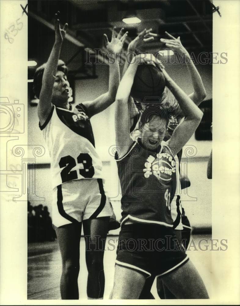 1981 Press Photo New Jersey Gems basketball player Ann Gregory grabs rebound- Historic Images