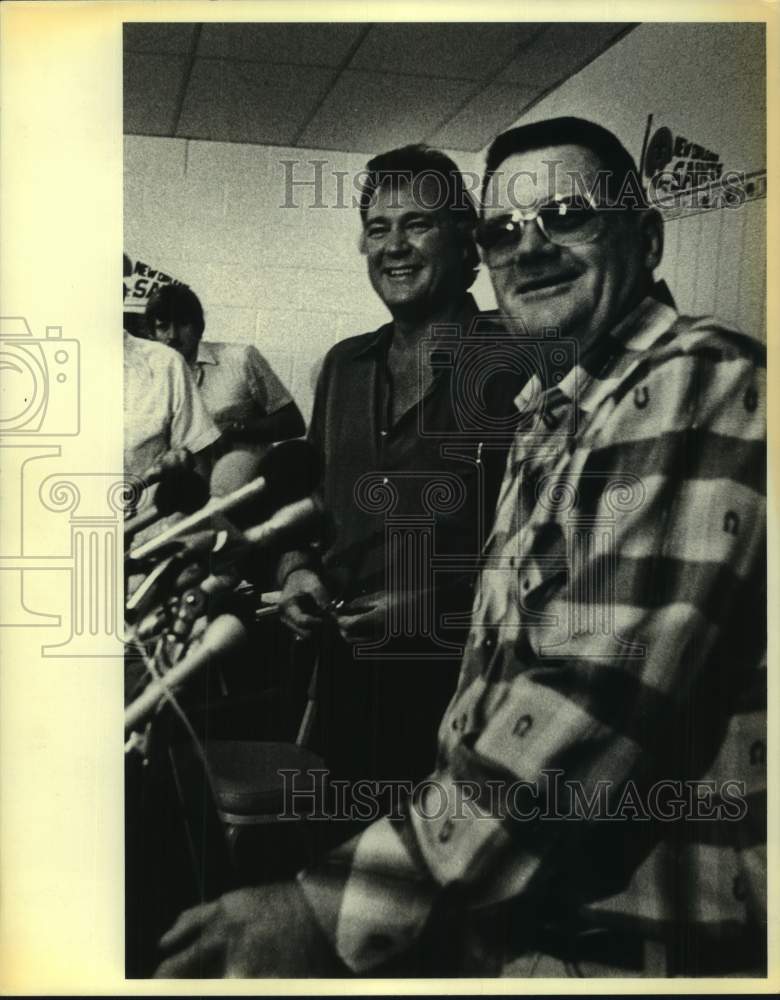 1981 Press Photo New Orleans Saints football owner John Mecum &amp; Bum Phillips- Historic Images