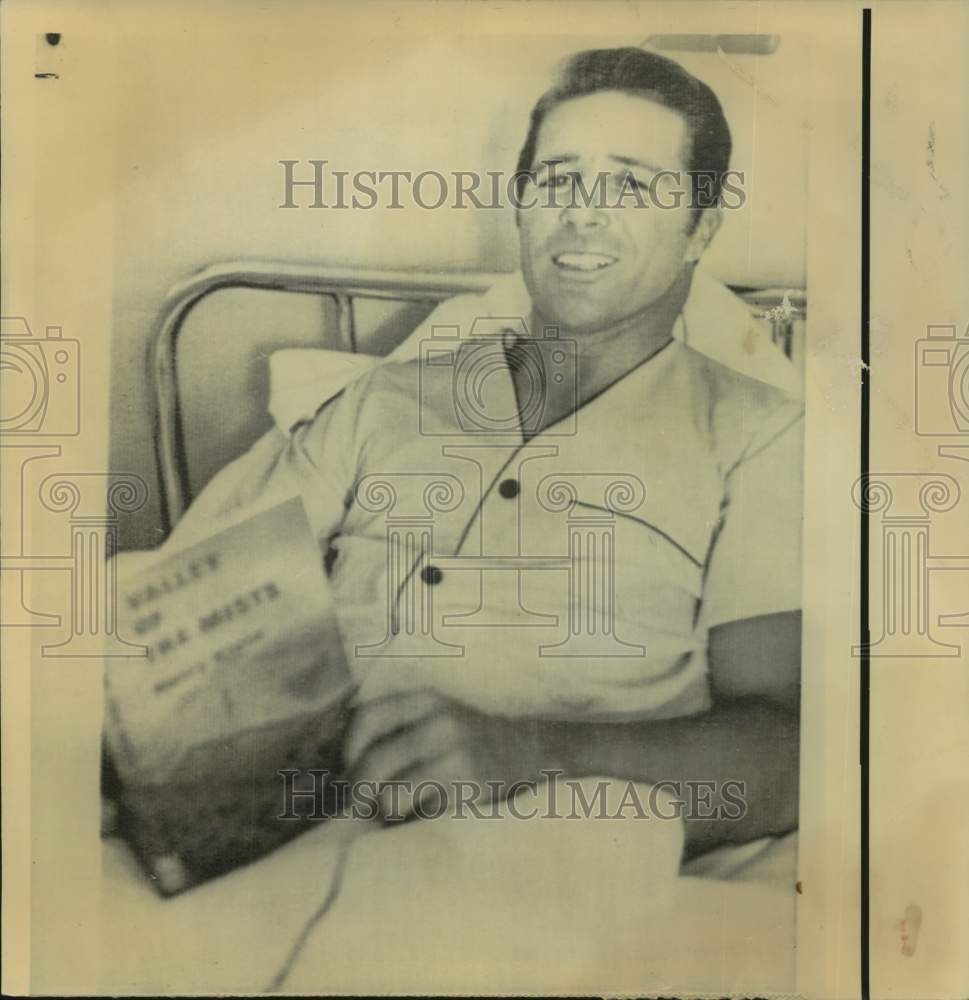 1973 Press Photo Golfer Gary Player reads book in hospital bed in South Africa- Historic Images