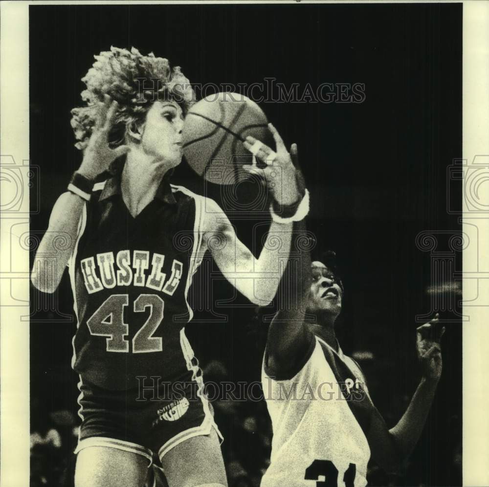 1981 Press Photo Ball hits face of Chicago Hustle basketball player Inge Nissen- Historic Images