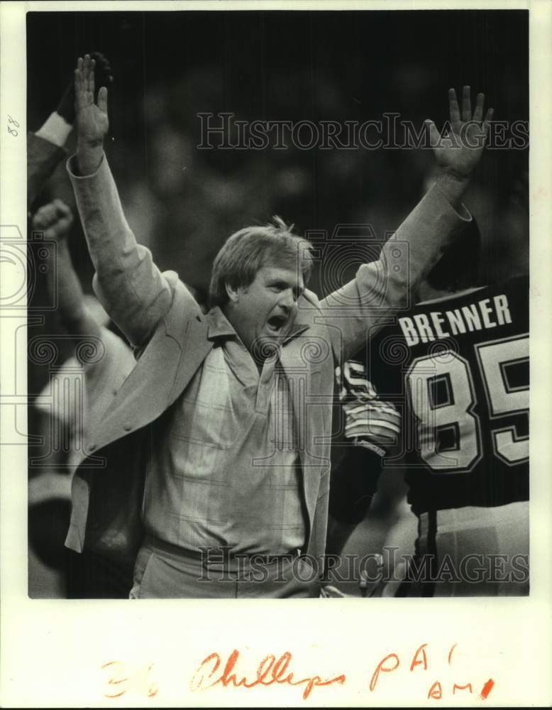 1985 Press Photo New Orleans Saints football coach Wade Phillips celebrates- Historic Images