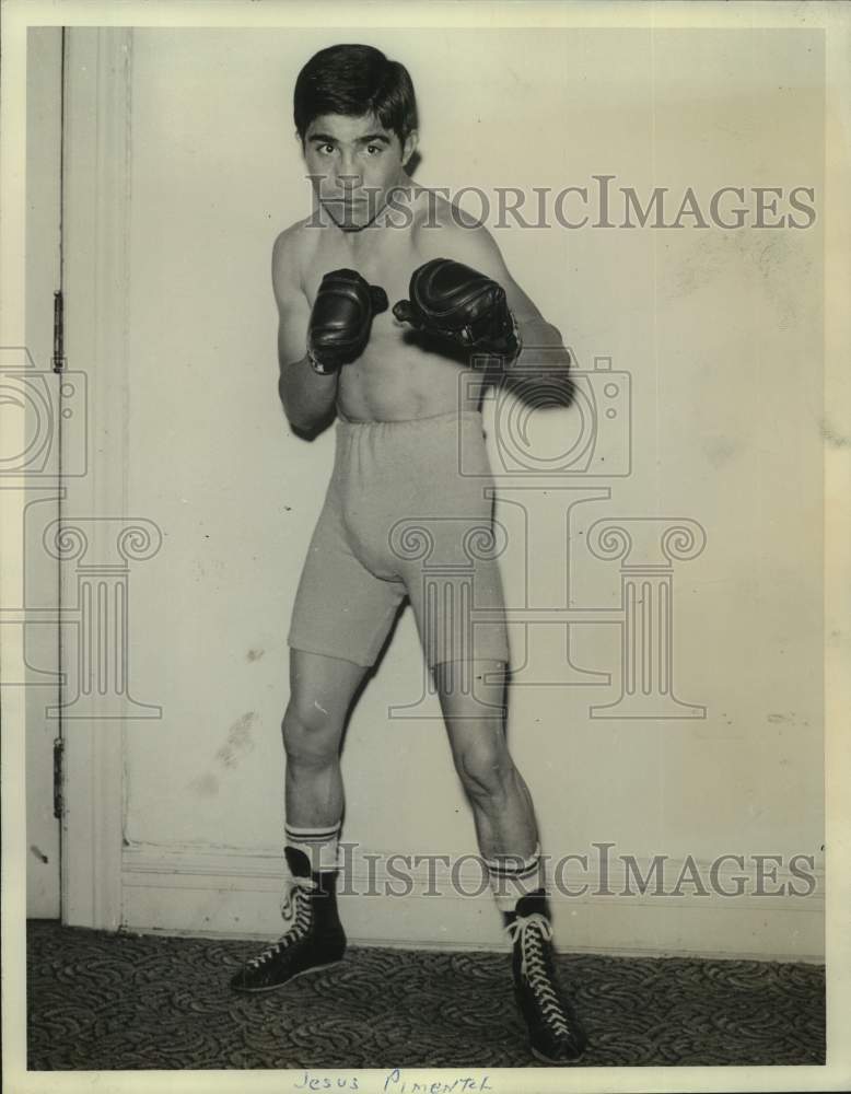 1971 Press Photo Boxer Jesus Pimentel stands ready to fight in practice- Historic Images