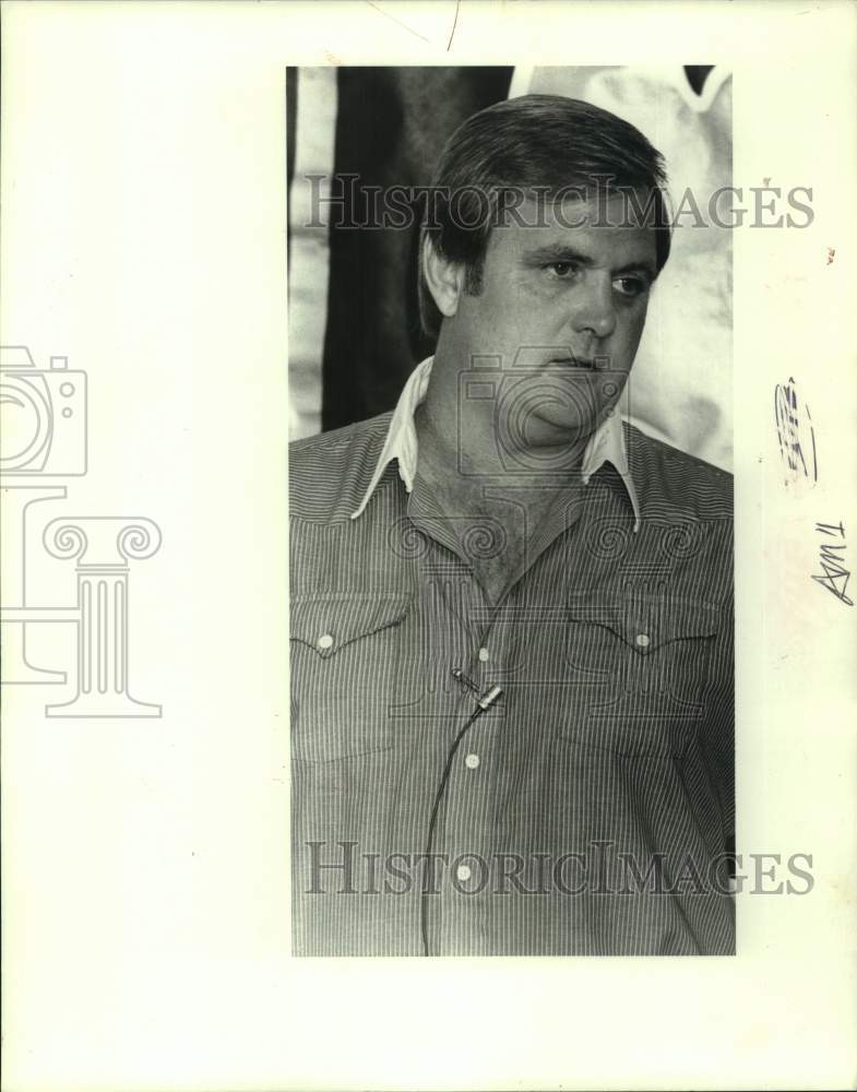 1985 Press Photo New Orleans Saints football coach Wade Phillips talks to media- Historic Images